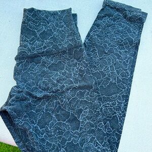 Align leggings 25 inch size 4 black and white floral lace print 🤍